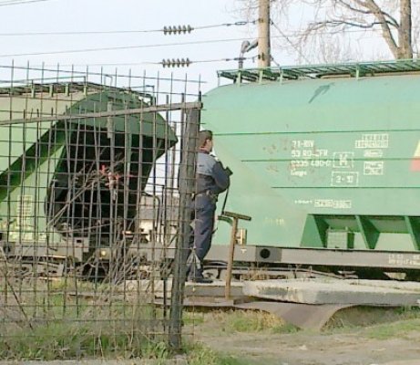 Doi angajaţi CFR, prinşi în flagrant când vindeau motorină sustrasă din rezervorul locomotivei